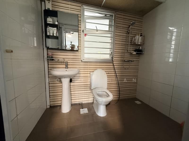 442C Bukit Batok West Avenue 8, 442C Bukit Batok West Avenue 8, 3 Bedrooms, 990 sqft, HDB Flat For Sale, by Bob Sophian, 500233295 - Bathroom - PropertyGuru.com.sg