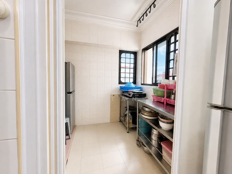 372 Hougang Street 31, 372 Hougang Street 31, 3 Bedrooms, 1,324 sqft, HDB Flat For Sale, by Gina Tan LY, 500233311 - Kitchen - PropertyGuru.com.sg