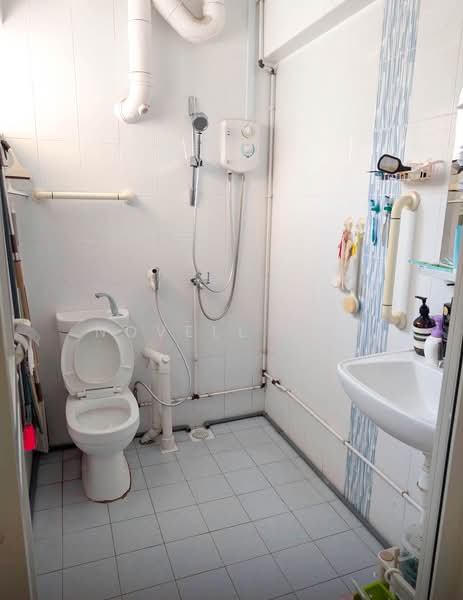 207 Bukit Batok Street 21, 207 Bukit Batok Street 21, 2 Bedrooms, 785 sqft, HDB Flat For Rent, by Novell Tan, 500233350 - Bathroom - PropertyGuru.com.sg