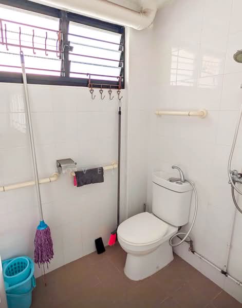 207 Bukit Batok Street 21, 207 Bukit Batok Street 21, 2 Bedrooms, 785 sqft, HDB Flat For Rent, by Novell Tan, 500233350 - Bathroom - PropertyGuru.com.sg