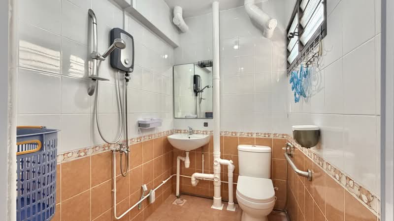 261 Tampines Street 21, 261 Tampines Street 21, 2 Bedrooms, 797 sqft, HDB Flat For Rent, by Elaine Chia, 500233396 - Bathroom - PropertyGuru.com.sg