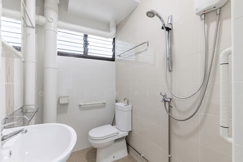 276 Tampines Street 22, 276 Tampines Street 22, 2 Bedrooms, 797 sqft, HDB Flat For Sale, by Elaine Wong, 500233414 - Bathroom - PropertyGuru.com.sg