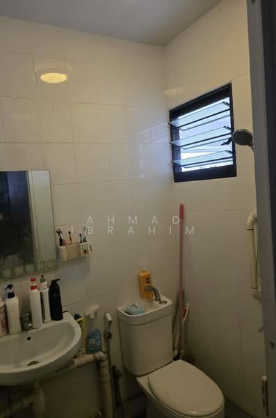 335 Clementi Avenue 2, 335 Clementi Avenue 2, 2 Bedrooms, 720 sqft, HDB Flat For Sale, by Ahmad Ibrahim, 500233418 - Bathroom - PropertyGuru.com.sg