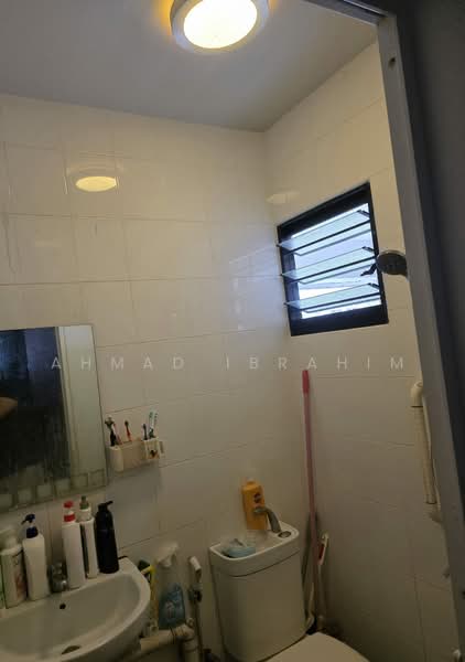 335 Clementi Avenue 2, 335 Clementi Avenue 2, 2 Bedrooms, 720 sqft, HDB Flat For Sale, by Ahmad Ibrahim, 500233418 - Bathroom - PropertyGuru.com.sg