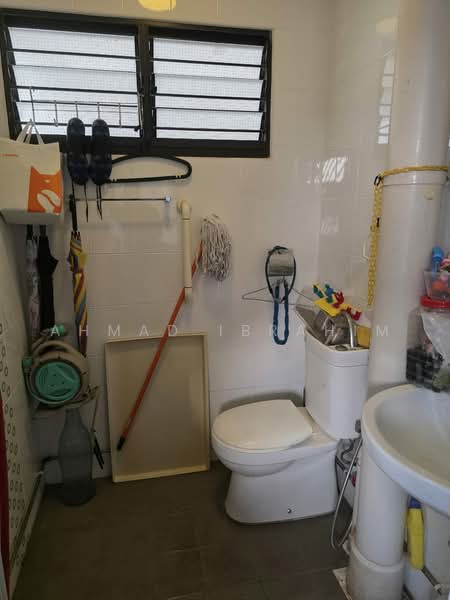 335 Clementi Avenue 2, 335 Clementi Avenue 2, 2 Bedrooms, 720 sqft, HDB Flat For Sale, by Ahmad Ibrahim, 500233418 - Bathroom - PropertyGuru.com.sg