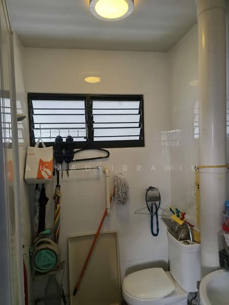 335 Clementi Avenue 2, 335 Clementi Avenue 2, 2 Bedrooms, 720 sqft, HDB Flat For Sale, by Ahmad Ibrahim, 500233418 - Bathroom - PropertyGuru.com.sg