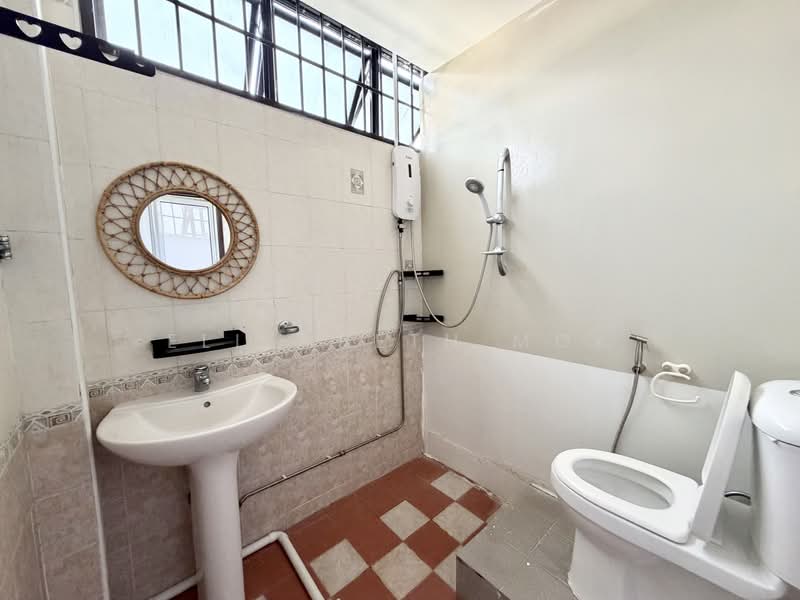 Kilat Court, 17 Lorong Kilat, Clementi Park / Upper Bukit Timah, Room Rental, 190 sqft, Walk-up Apartment For Rent, by Elizabeth Mok, 500233433 - Bathroom - PropertyGuru.com.sg
