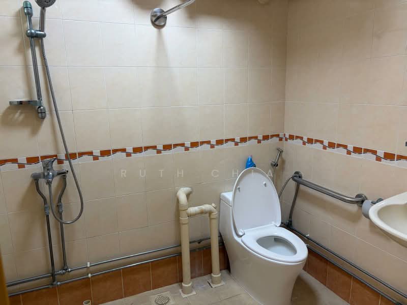 13 Ghim Moh Road, 13 Ghim Moh Road, 3 Bedrooms, 1,324 sqft, HDB Flat For Rent, by Ruth Chia, 500233436 - Bathroom - PropertyGuru.com.sg