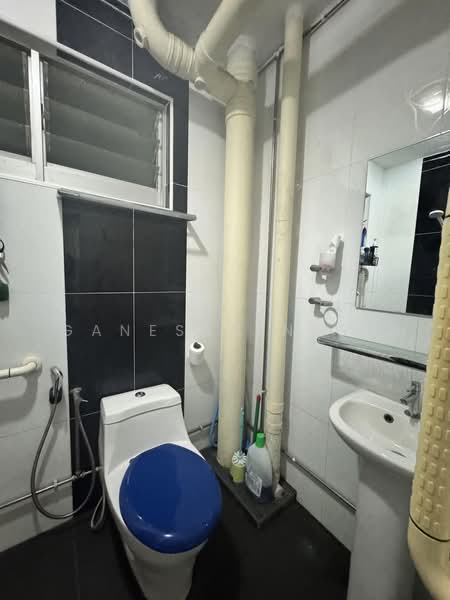 337 Woodlands Avenue 1, 337 Woodlands Avenue 1, 2 Bedrooms, 904 sqft, HDB Flat For Rent, by Ganesan Nesh, 500233447 - Bathroom - PropertyGuru.com.sg