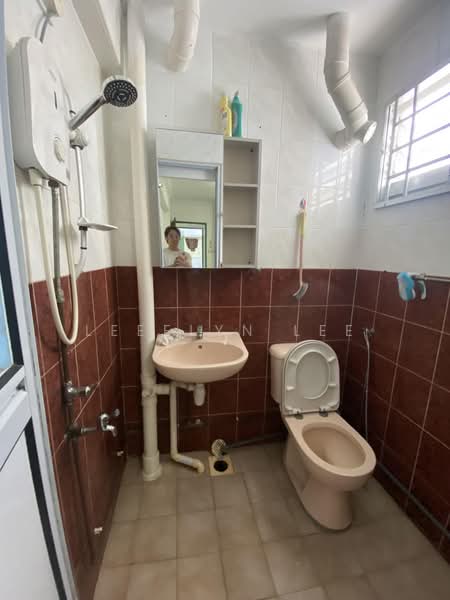 551 Bedok North Avenue 1, 551 Bedok North Avenue 1, 2 Bedrooms, 700 sqft, HDB Flat For Rent, by Leeflyn Lee, 500233473 - Bathroom - PropertyGuru.com.sg