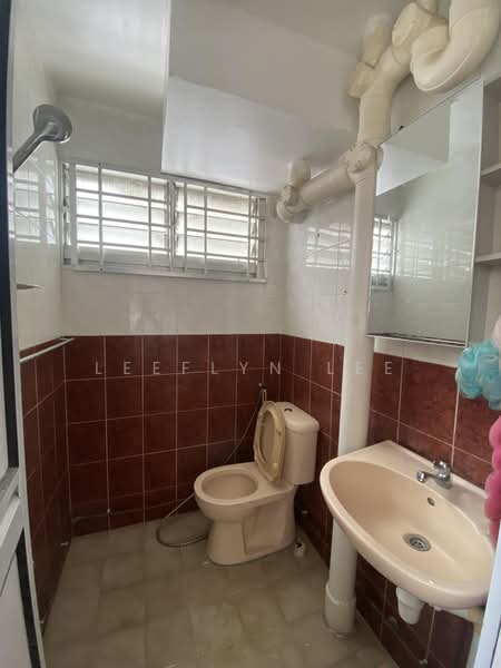 551 Bedok North Avenue 1, 551 Bedok North Avenue 1, 2 Bedrooms, 700 sqft, HDB Flat For Rent, by Leeflyn Lee, 500233473 - Bathroom - PropertyGuru.com.sg