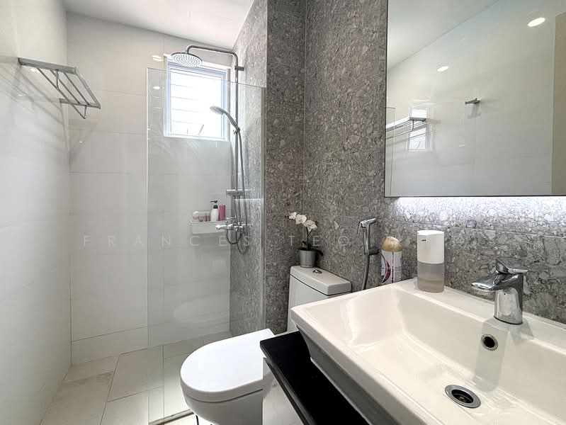 Le Hill, 42 Pasir Panjang Hill, 2 Bedrooms, 1,324 sqft, Condominium For Sale, by Frances Teo 张佩玲, 500233485 - Common Bathroom - PropertyGuru.com.sg