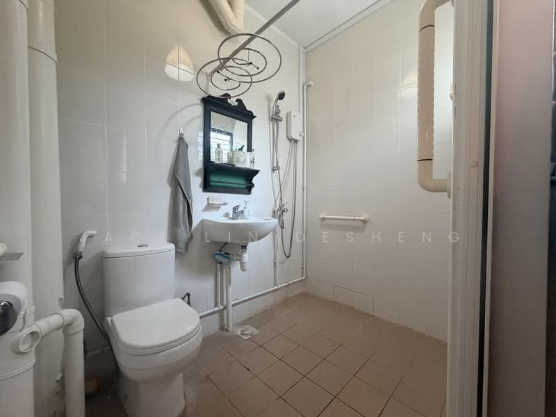 243 Tampines Street 21, 243 Tampines Street 21, 2 Bedrooms, 797 sqft, HDB Flat For Sale, by Jack Lin Desheng, 500233565 - Bathroom - PropertyGuru.com.sg
