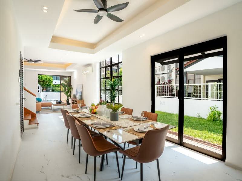 Near MRT , Convenient yet Quiet. 2.5Sty Corner Serious Seller, , 5 Bedrooms, 3,200 sqft, Corner Terrace For Sale, by Jessie Lim, 500233612 - Dining Room - PropertyGuru.com.sg