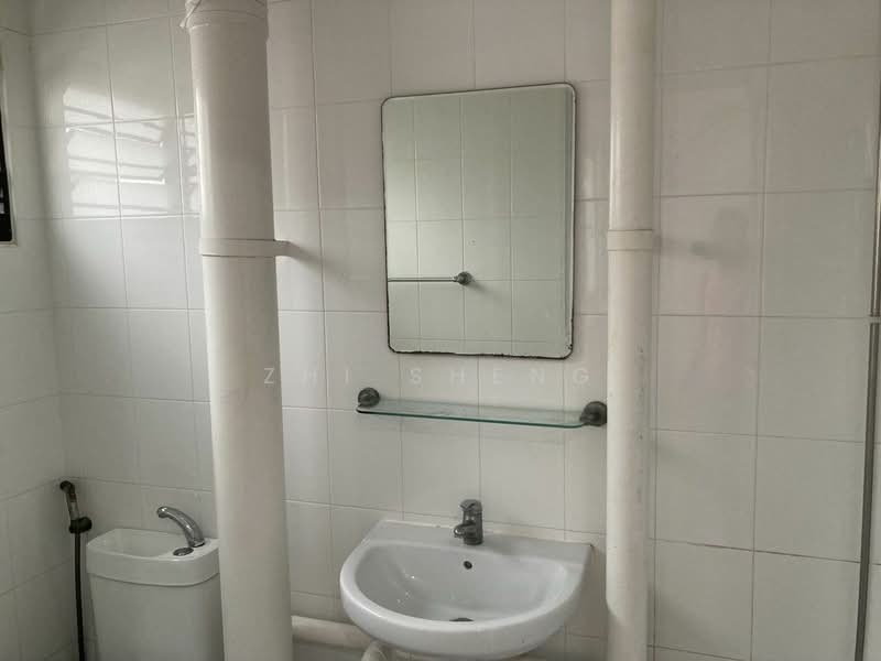 524 Hougang Avenue 6, 524 Hougang Avenue 6, 3 Bedrooms, 1,130 sqft, HDB Flat For Sale, by Zhi Sheng, 500233622 - Bathroom - PropertyGuru.com.sg