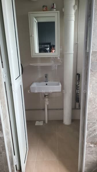 907 Jurong West Street 91, 907 Jurong West Street 91, Room Rental, 150 sqft, HDB Flat For Rent, by Ng Kang Seng, 500233640 - Bathroom - PropertyGuru.com.sg