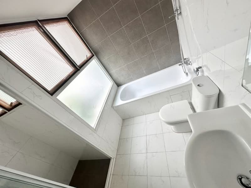 Blossoms @ Woodleigh, 12 Woodleigh Close, 4 Bedrooms, 1,421 sqft, Condominium For Rent, by Xavier Gan, 500233642 - Bathroom - PropertyGuru.com.sg
