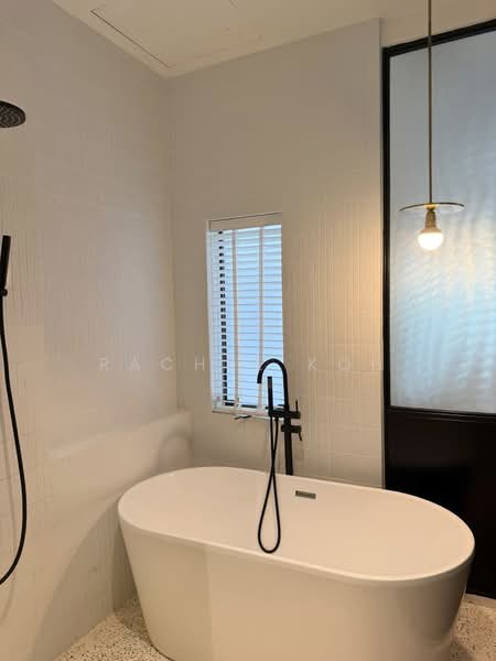 A beautiful one-bedder in Tiong Bahru, Tiong Poh Rd, 1 Bedroom, 1,250 sqft, Walk-up Apartment For Rent, by Rachel Koh, 500233644 - Bathroom - PropertyGuru.com.sg