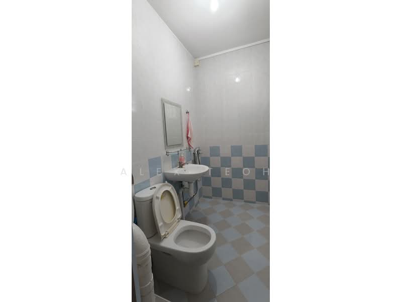 349 Bukit Batok Street 34, 349 Bukit Batok Street 34, 3 Bedrooms, 1,119 sqft, HDB Flat For Sale, by Alex Teoh, 500233649 - Bathroom - PropertyGuru.com.sg
