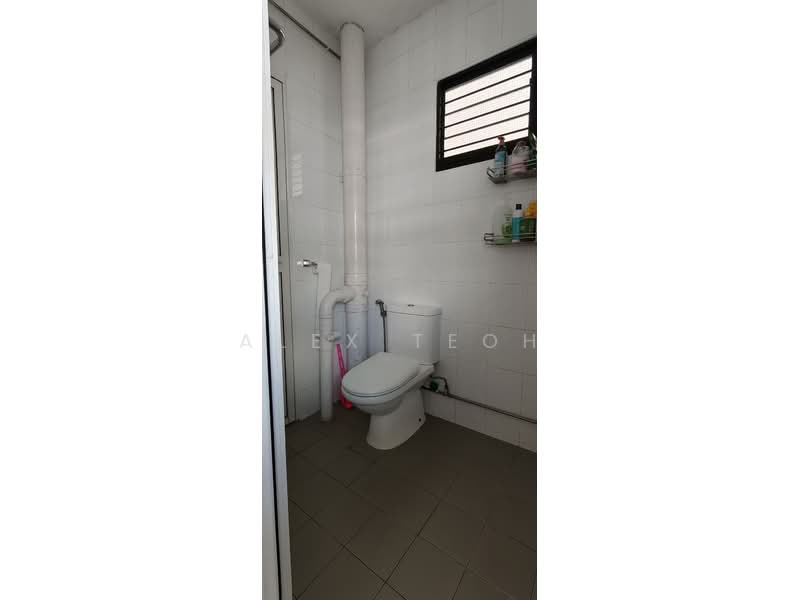 349 Bukit Batok Street 34, 349 Bukit Batok Street 34, 3 Bedrooms, 1,119 sqft, HDB Flat For Sale, by Alex Teoh, 500233649 - Bathroom - PropertyGuru.com.sg
