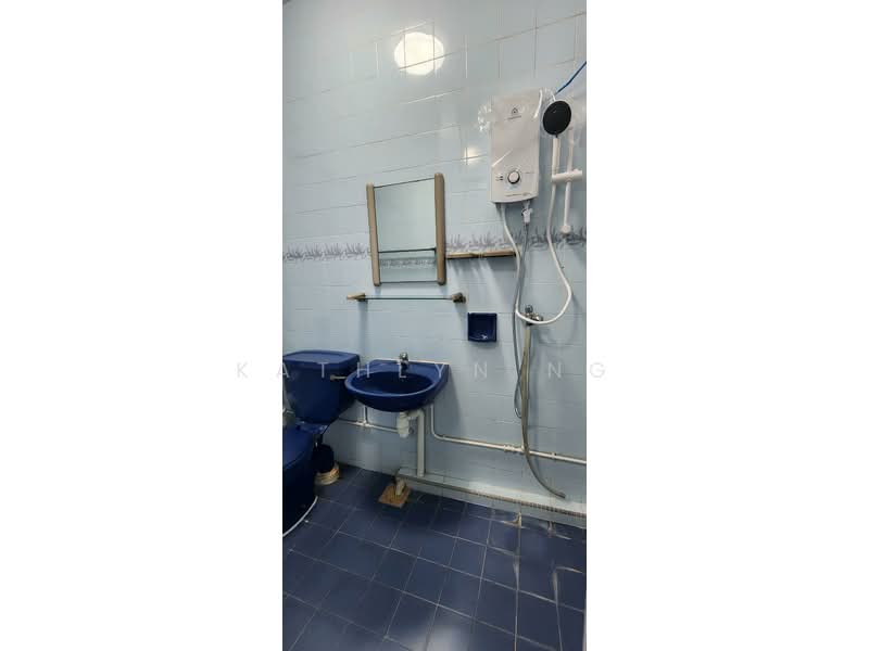 205 Bishan Street 23, 205 Bishan Street 23, 3 Bedrooms, 1,250 sqft, HDB Flat For Rent, by Kathlyn Ng, 500233651 - Bathroom - PropertyGuru.com.sg