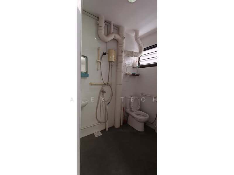 219A Jurong East Street 21, 219A Jurong East Street 21, 3 Bedrooms, 1,270 sqft, HDB Flat For Sale, by Alex Teoh, 500233670 - Bathroom - PropertyGuru.com.sg