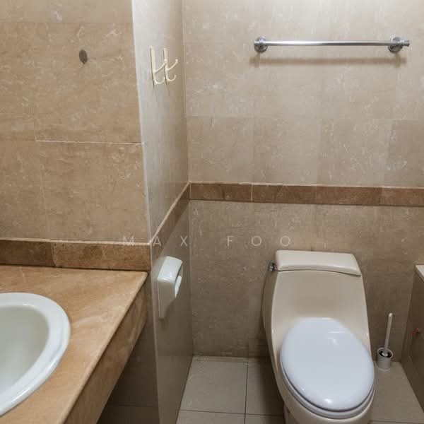 Tanglin Regency, 381 Tanglin Road, 2 Bedrooms, 883 sqft, Condominium For Rent, by Max Foo, 500233681 - Bathroom - PropertyGuru.com.sg