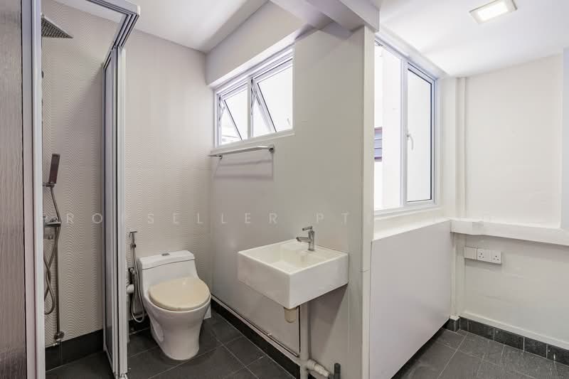 118 Potong Pasir Avenue 1, 118 Potong Pasir Avenue 1, 2 Bedrooms, 721 sqft, HDB Flat For Sale, by JOHN YEO, 500233685 - Bathroom - PropertyGuru.com.sg