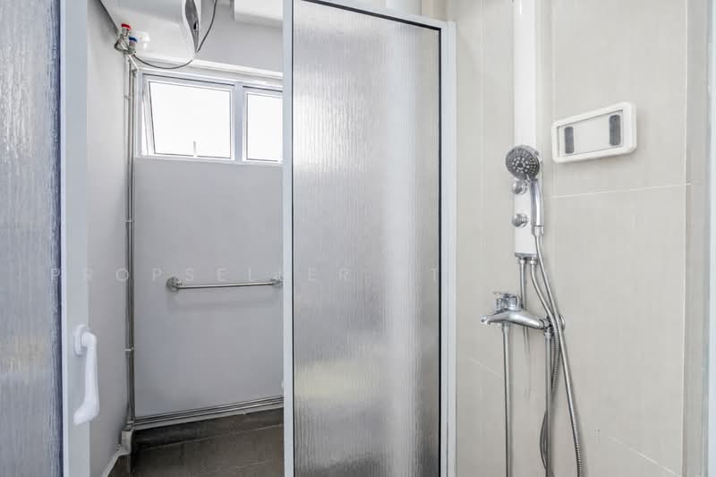 118 Potong Pasir Avenue 1, 118 Potong Pasir Avenue 1, 2 Bedrooms, 721 sqft, HDB Flat For Sale, by JOHN YEO, 500233685 - Bathroom - PropertyGuru.com.sg