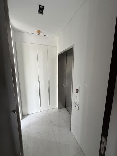 Freehold. Spacious. Selling Vacant. Mins to MRT Station, , 3 Bedrooms, 1,570 sqft, Condominium For Sale, by Gibson Ho, 500233687 - Corridor - PropertyGuru.com.sg