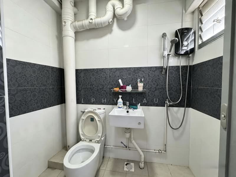 942 Jurong West Street 91, 942 Jurong West Street 91, 3 Bedrooms, 1,313 sqft, HDB Flat For Sale, by Alphy Lau, 500233745 - Bathroom - PropertyGuru.com.sg