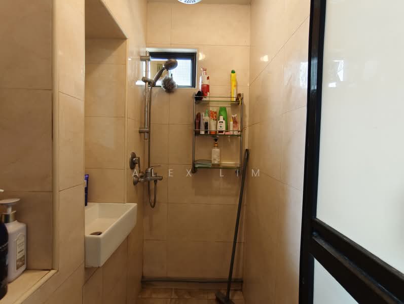 215 Boon Lay Place, 215 Boon Lay Place, 3 Bedrooms, 710 sqft, HDB Flat For Sale, by Alex Lim, 500233754 - Bathroom - PropertyGuru.com.sg