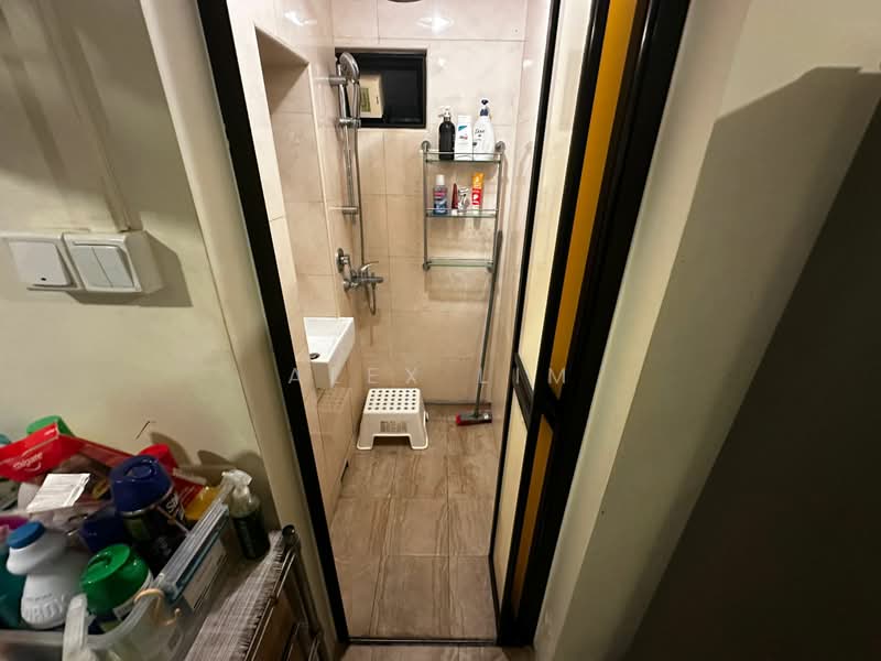 215 Boon Lay Place, 215 Boon Lay Place, 3 Bedrooms, 710 sqft, HDB Flat For Sale, by Alex Lim, 500233754 - Bathroom - PropertyGuru.com.sg