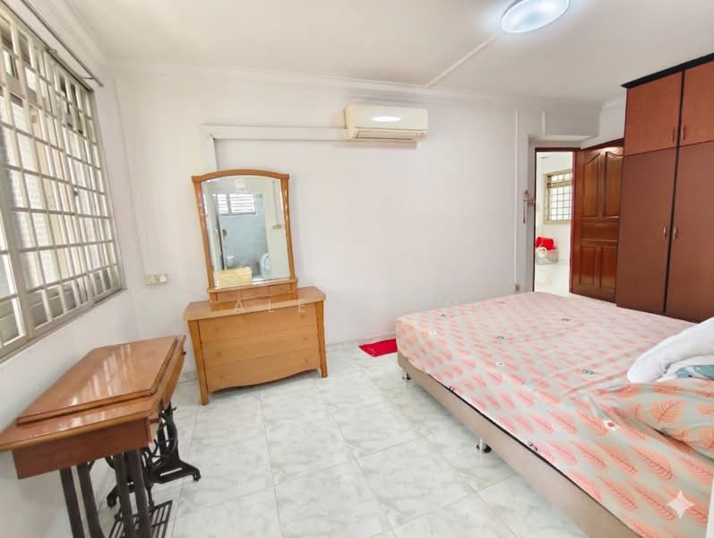 Huge 5i 1355 Sq Ft, Beside MRT, 2 Pri School, Shopping Ctr, Jurong West, 3 Bedrooms, 1,355 sqft, HDB Flat For Sale, by Alex Lim, 500233786 - Bedroom - PropertyGuru.com.sg