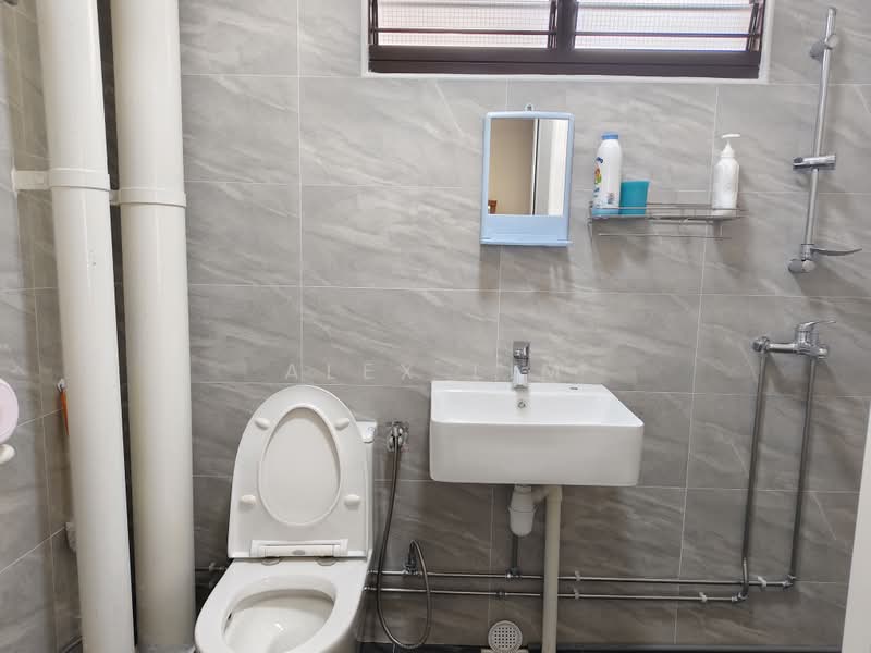 Huge 5i 1355 Sq Ft, Beside MRT, 2 Pri School, Shopping Ctr, Jurong West, 3 Bedrooms, 1,355 sqft, HDB Flat For Sale, by Alex Lim, 500233786 - Bathroom - PropertyGuru.com.sg