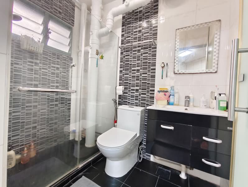 457 Choa Chu Kang Avenue 4, 457 Choa Chu Kang Avenue 4, 4 Bedrooms, 1,527 sqft, HDB Flat For Sale, by Alex Lim, 500233817 - Bathroom - PropertyGuru.com.sg