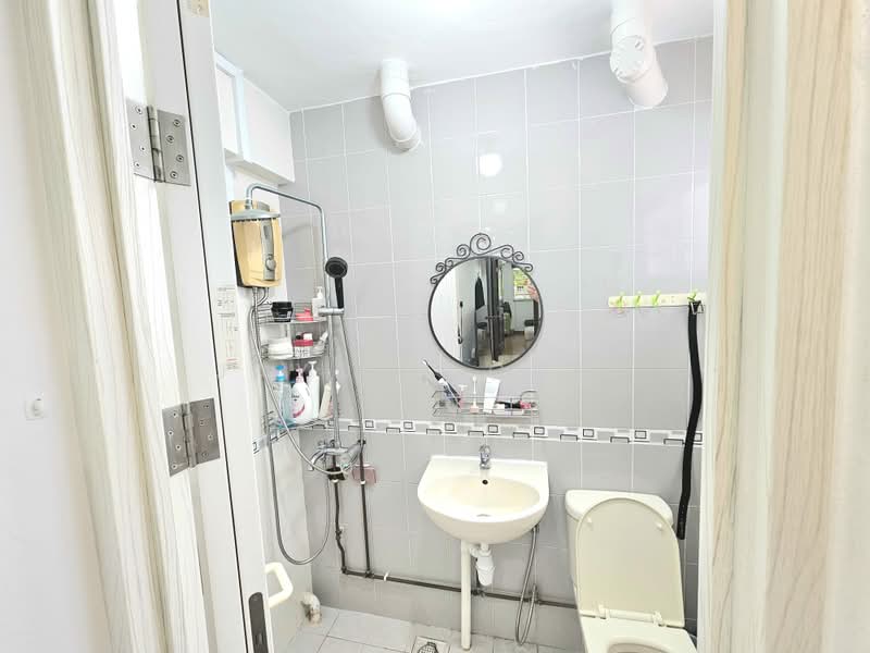 694 Hougang Street 61, 694 Hougang Street 61, 2 Bedrooms, 689 sqft, HDB Flat For Rent, by Jayden Chen, 500233937 - Bathroom - PropertyGuru.com.sg