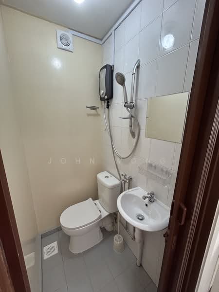 Guilin Court, 10 Geylang Lorong 26, Room Rental, 120 sqft, Condominium For Rent, by John Wong, 500233940 - Bathroom - PropertyGuru.com.sg