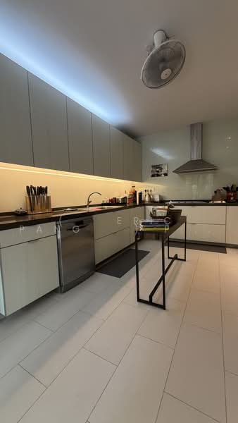 Sunset Square, Sunset Square, 4 Bedrooms, 4,000 sqft, Detached House For Rent, by ( Eric Pang ) Pang Teck Siong, 500233942 - Kitchen - PropertyGuru.com.sg
