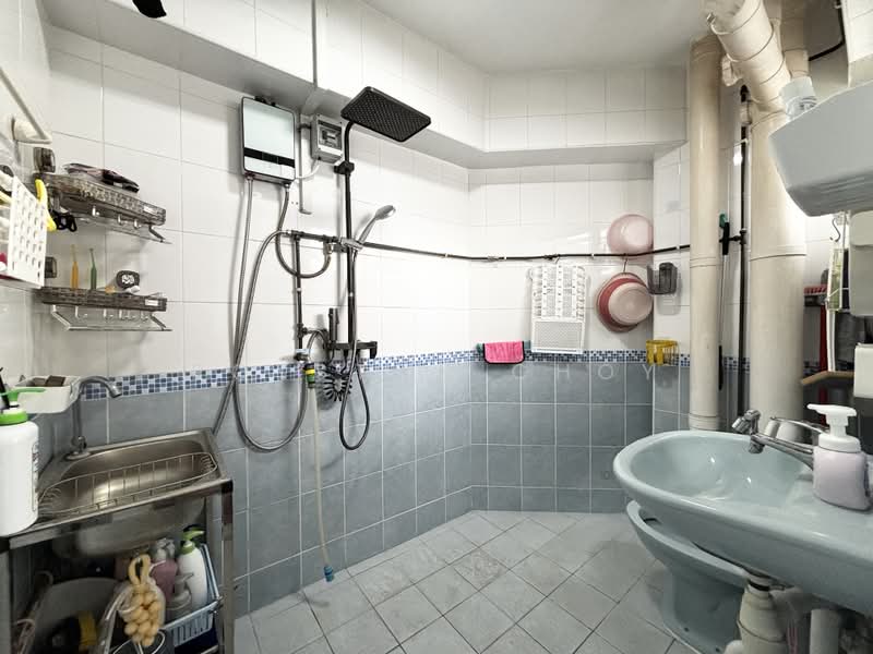 203 Jurong East Street 21, 203 Jurong East Street 21, Boon Lay / Jurong / Tuas, 3 Bedrooms, 1,302 sqft, HDB Flat For Sale, by Royston Choy, 500233949 - Bathroom - PropertyGuru.com.sg