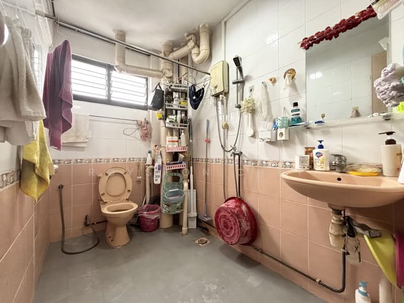 203 Jurong East Street 21, 203 Jurong East Street 21, Boon Lay / Jurong / Tuas, 3 Bedrooms, 1,302 sqft, HDB Flat For Sale, by Royston Choy, 500233949 - Bathroom - PropertyGuru.com.sg