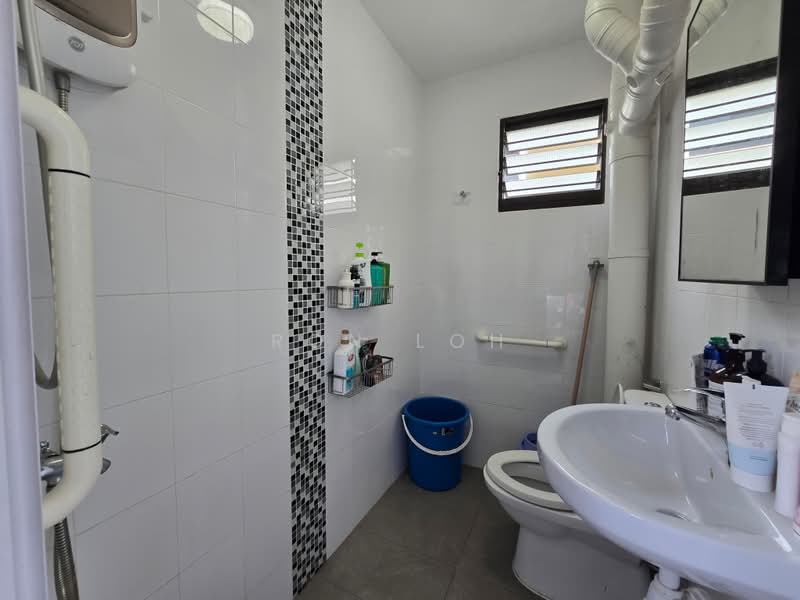 142 Bedok Reservoir Road, 142 Bedok Reservoir Road, Bedok / Upper East Coast, 3 Bedrooms, 904 sqft, HDB Flat For Sale, by Ron Loh, 500234047 - Bathroom - PropertyGuru.com.sg