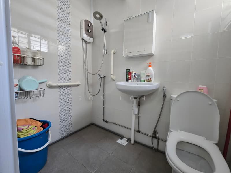 142 Bedok Reservoir Road, 142 Bedok Reservoir Road, Bedok / Upper East Coast, 3 Bedrooms, 904 sqft, HDB Flat For Sale, by Ron Loh, 500234047 - Bathroom - PropertyGuru.com.sg