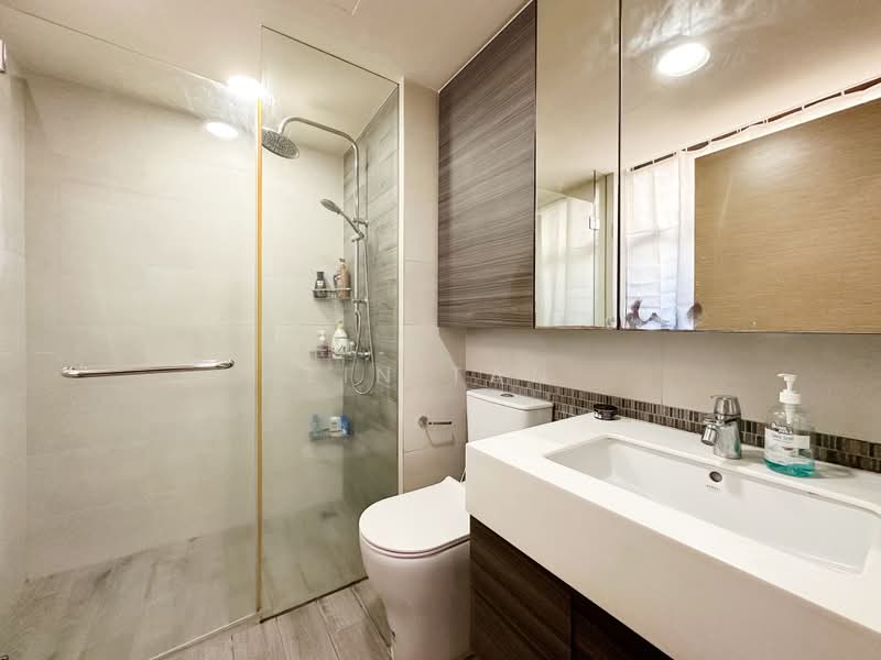 The Terrace, 88 Edgedale Plains, 4 Bedrooms, 1,313 sqft, Condominium For Sale, by Lin Tan, 500234065 - Bathroom - PropertyGuru.com.sg