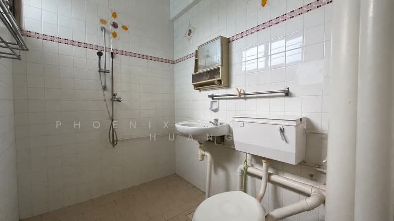 282 Tampines Street 22, 282 Tampines Street 22, 3 Bedrooms, 1,098 sqft, HDB Flat For Sale, by Phoenix Tan Feng Huang, 500234169 - Bathroom - PropertyGuru.com.sg