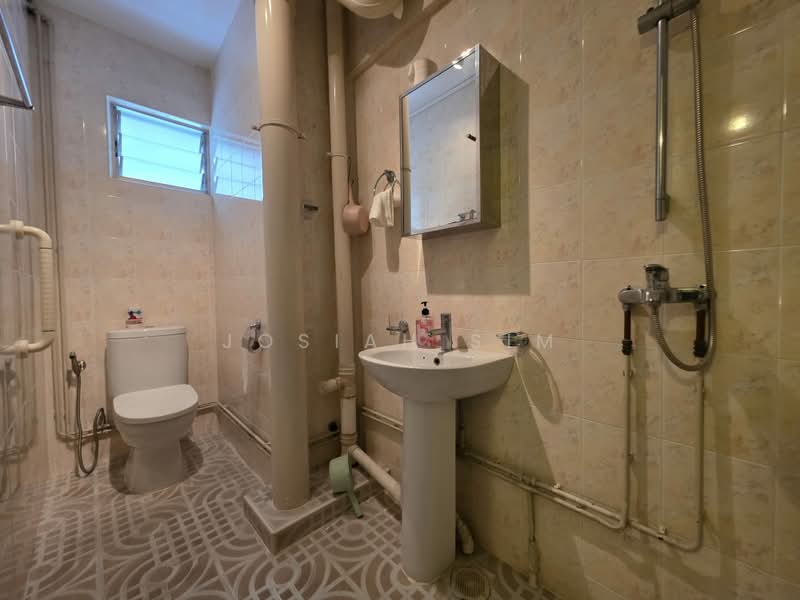 405 Jurong West Street 42, 405 Jurong West Street 42, 3 Bedrooms, 1,604 sqft, HDB Flat For Sale, by Josiah Sim, 500234189 - Bathroom - PropertyGuru.com.sg