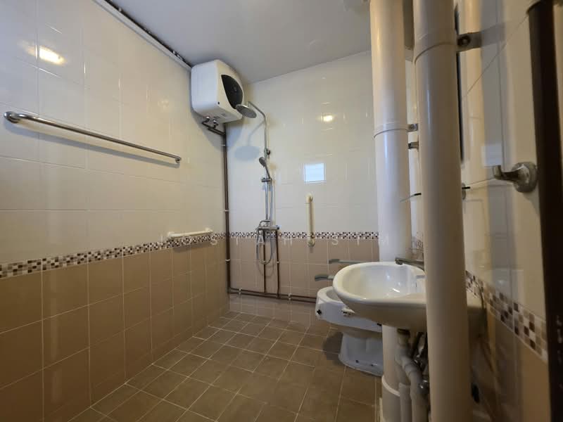 405 Jurong West Street 42, 405 Jurong West Street 42, 3 Bedrooms, 1,604 sqft, HDB Flat For Sale, by Josiah Sim, 500234189 - Bathroom - PropertyGuru.com.sg