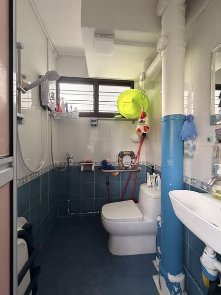 607 Clementi West Street 1, 607 Clementi West Street 1, 2 Bedrooms, 721 sqft, HDB Flat For Sale, by Candy ZiQi 紫绮, 500234256 - Bathroom - PropertyGuru.com.sg