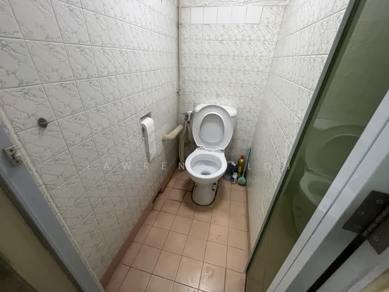 118 Lorong 1 Toa Payoh, 118 Lorong 1 Toa Payoh, 3 Bedrooms, 700 sqft, HDB Flat For Sale, by Lawrence Loh, 500234275 - Bathroom - PropertyGuru.com.sg