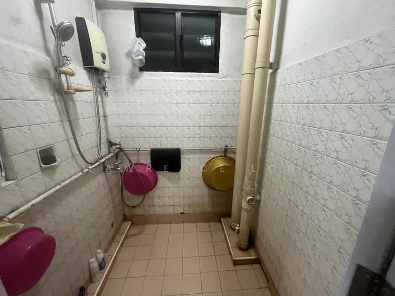 118 Lorong 1 Toa Payoh, 118 Lorong 1 Toa Payoh, 3 Bedrooms, 700 sqft, HDB Flat For Sale, by Lawrence Loh, 500234275 - Bathroom - PropertyGuru.com.sg
